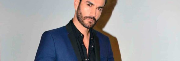 David Zepeda comparte controversial fotografía donde se nota algo más allá de sus músculos