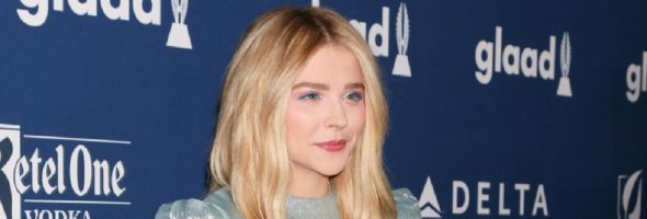 Checa el gesto de Chloë Grace Moretz al recibir el regalo de Kim Kardashian