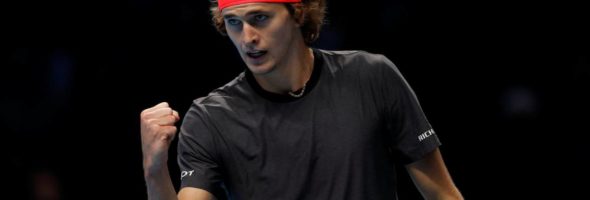 Una fanática del tenista Zverev se sobrepasa con él en plena fotografía