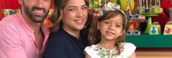 La hija de Adamari Lopez se viste de doctora para curarla