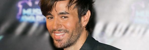 Enrique Iglesias deberá someterse a prueba de ADN por orden de un juez